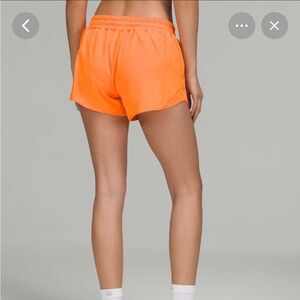lululemon hotty hot shorts 2.5”